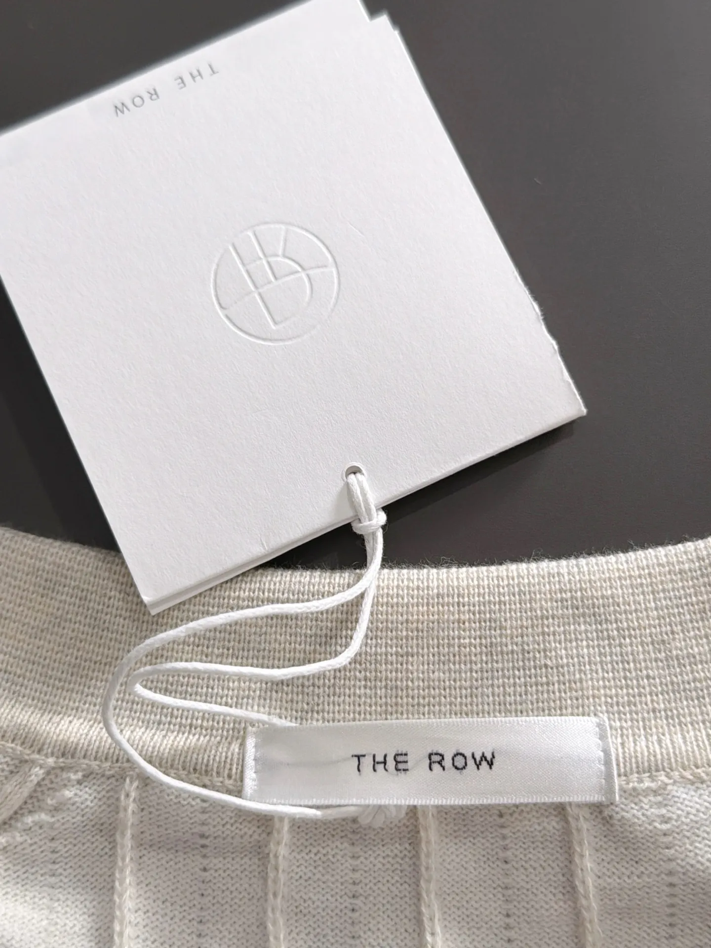 Shipping next day TR high quality - The Row 26ss New Arrival men's short-sleeved T-shirt. Like LP and BC, it belongs to the same old-money style top-notch light luxury brand. The New Arrival Original men's casual short-sleeved shirt is made of combed cotton yarn knitted imitation cotton fabric. Exclusive Premium custom-controlled raw materials. 14-needle precision knitting. The iconic waffle soul is woven. The three-dimensional texture flows with subtle light and shadow. Viewed from a distance, it is introverted. It shows when you touch it closely. It feels substantial when weighed. The upper body is also more textured than ordinary T-shirts. Fashionable Versatile Hot Sale. It is skin-friendly and comfortable to wear. Premium boutique. The upper body is made of Factory's fine workmanship. A must-have item for men. Complete with three standards. Sizes M-3XL